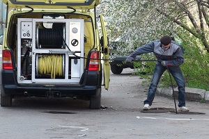 Аварийные работы по устранению засора.